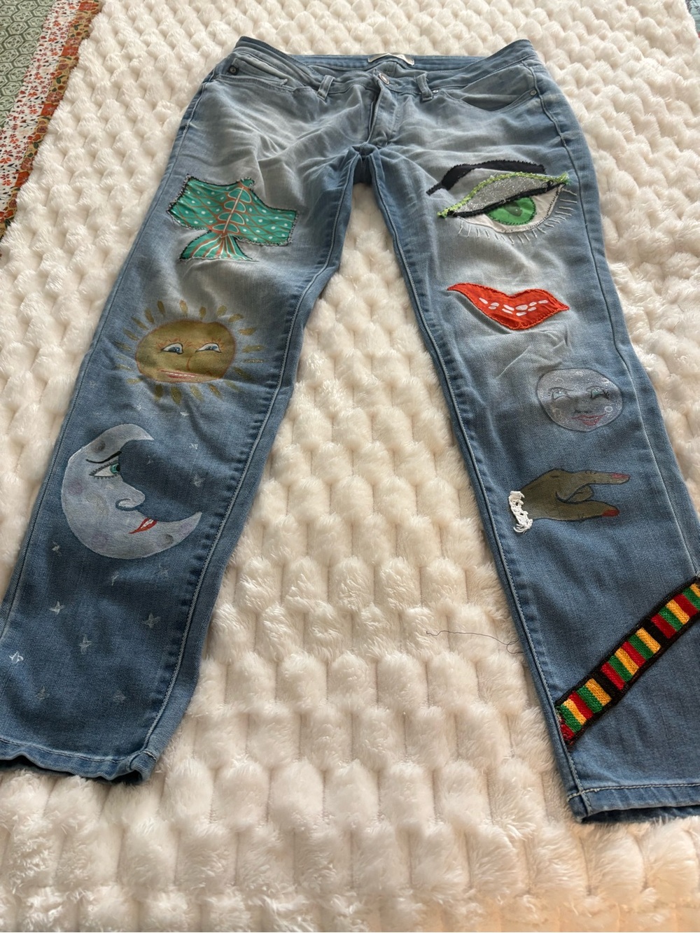 Grungy Crazy artsy KanCan Jeans. Size 12
Embellished one of a kind